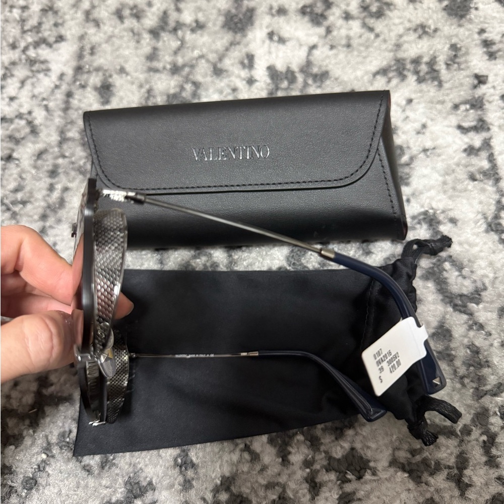 UNISEX Valentino Men's or Women’s Blue & Silver Sunglasses - Picture 2 of 7